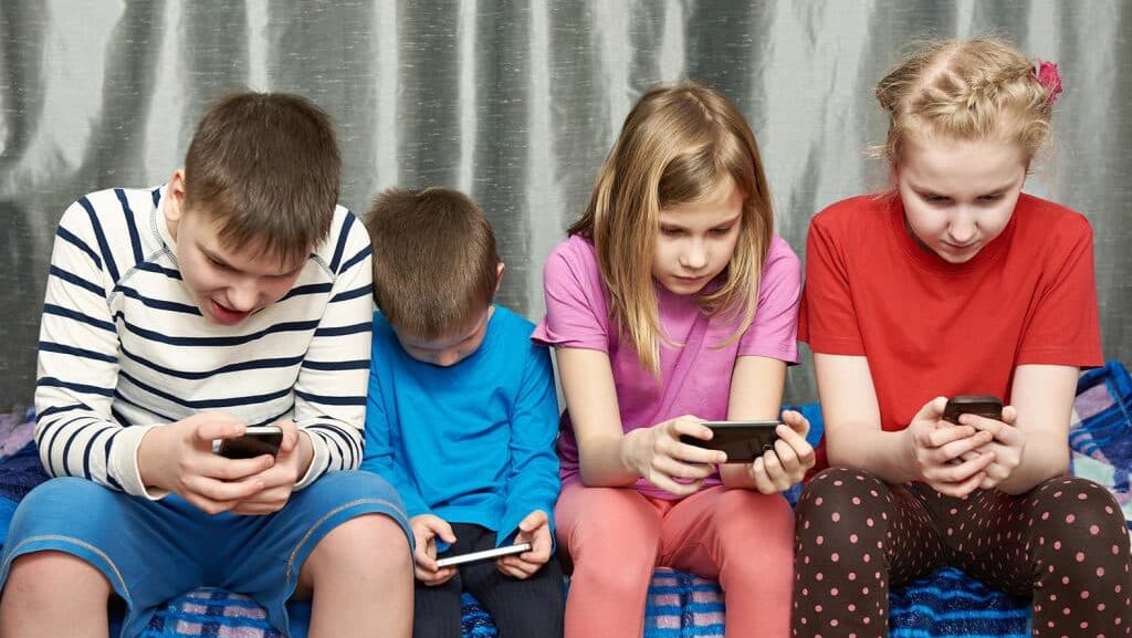 Niños y postura: soluciones prácticas para adolescentes sedentarios