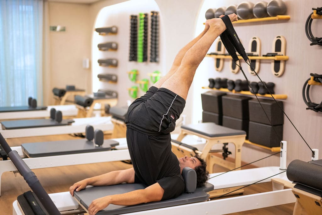 antonio leon haciendo pilates reformer en madrid